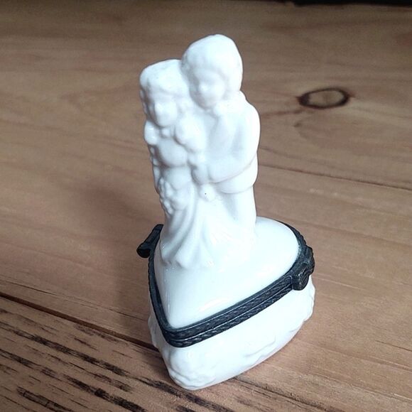 Vintage Bride & Groom Heart Shaped White Porcelain Trinket Ring Box - Picture 8 of 10